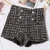 Pantaloni scurți în carouri în trei culori cu talie înaltă și nasturi