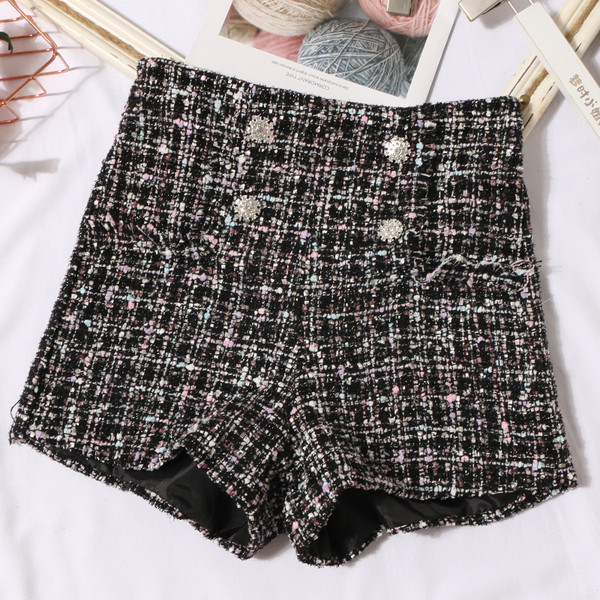 Pantaloni scurți în carouri în trei culori cu talie înaltă și nasturi