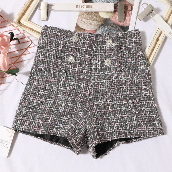 Pantaloni scurți în carouri în trei culori cu talie înaltă și nasturi