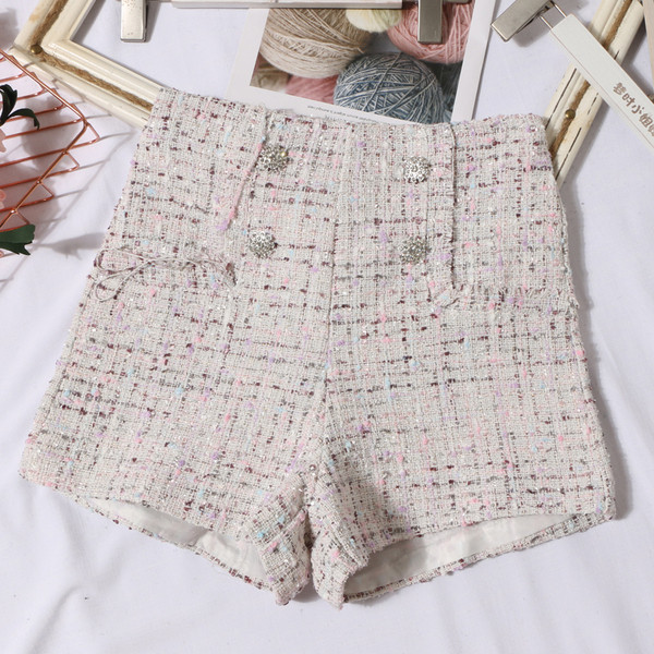 Pantaloni scurți în carouri în trei culori cu talie înaltă și nasturi