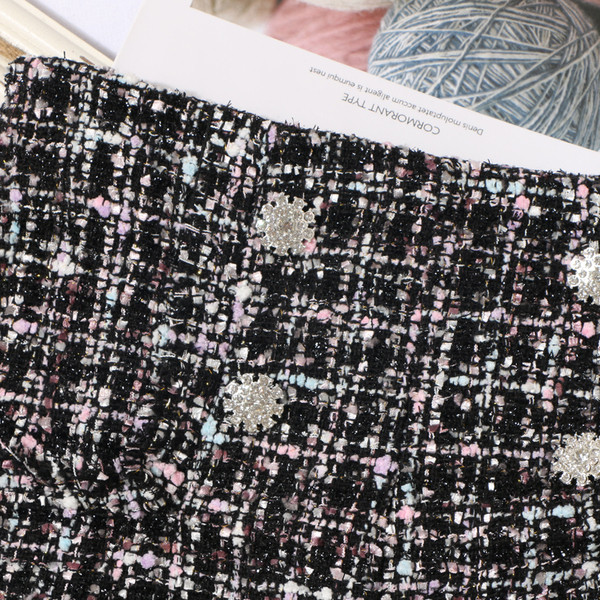 Pantaloni scurți în carouri în trei culori cu talie înaltă și nasturi