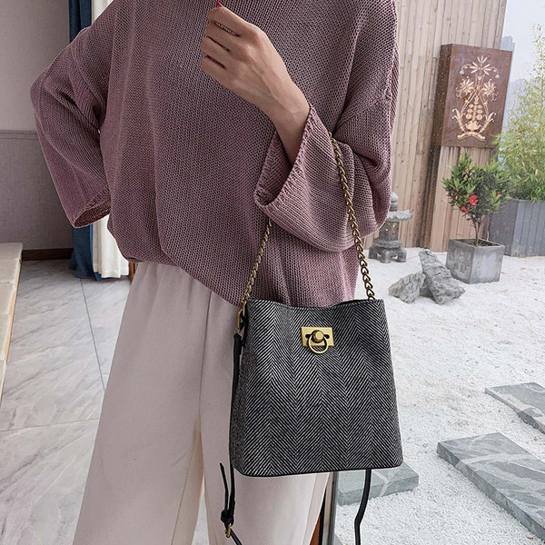 Geanta dama in carouri cu lant si maner lung