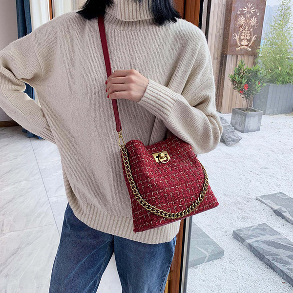 Geanta dama in carouri cu lant si maner lung