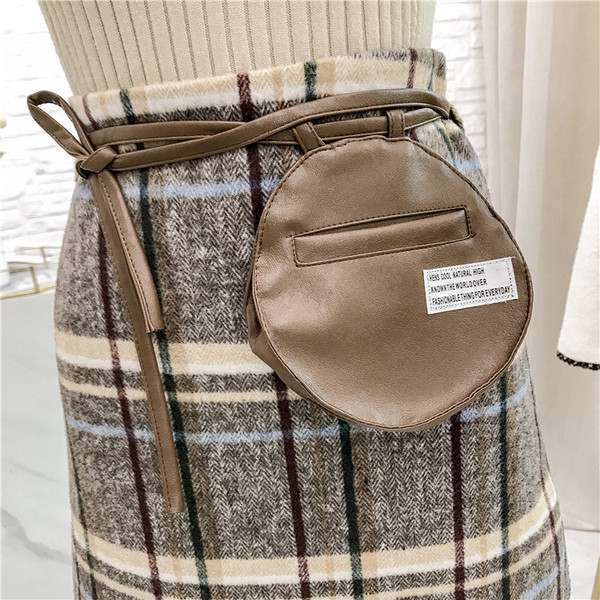 Kockás női szoknya magas derékkal, szürke és bézs színben