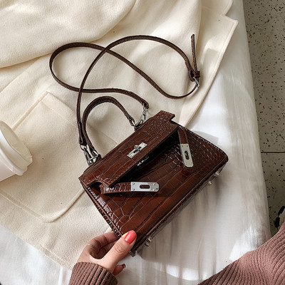 Női bőrtáska, hosszú és rövid fogantyús fém rögzítéssel