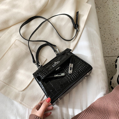 Női bőrtáska, hosszú és rövid fogantyús fém rögzítéssel