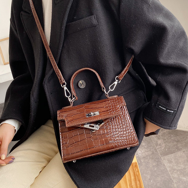 Női bőrtáska, hosszú és rövid fogantyús fém rögzítéssel