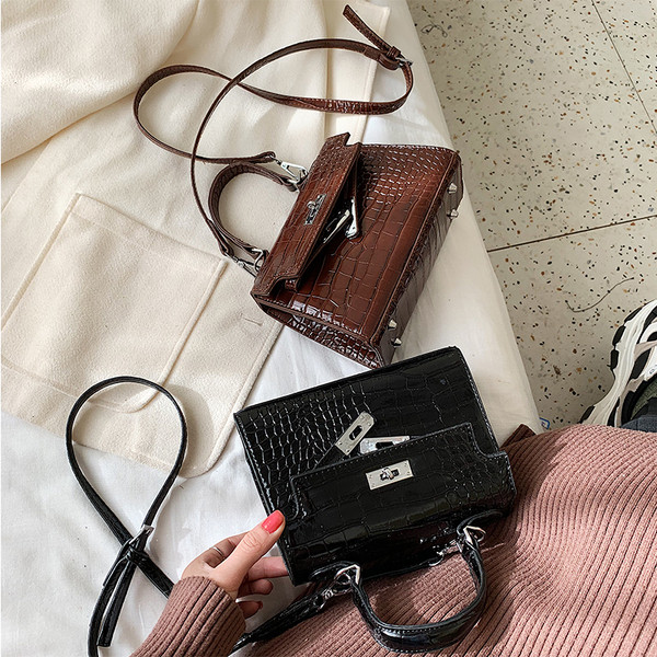 Női bőrtáska, hosszú és rövid fogantyús fém rögzítéssel