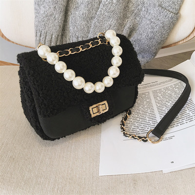 Női táska pehely és rövid füllel, gyöngyökkel és fém csattal