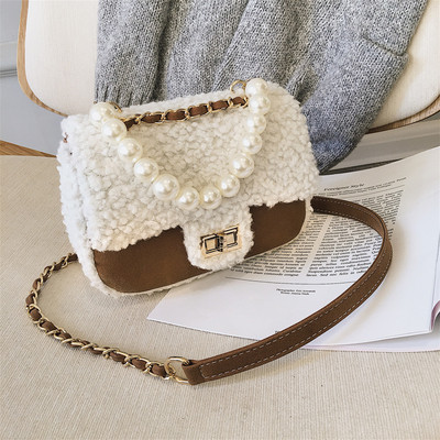 Női táska pehely és rövid füllel, gyöngyökkel és fém csattal