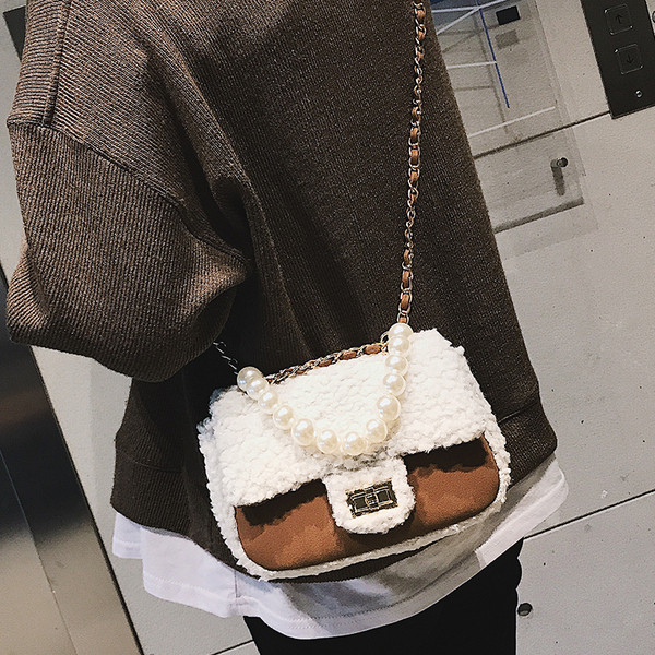 Női táska pehely és rövid füllel, gyöngyökkel és fém csattal