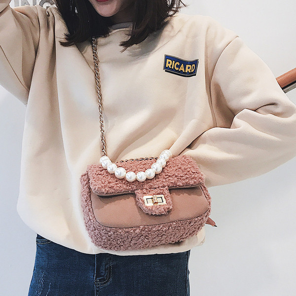 Női táska pehely és rövid füllel, gyöngyökkel és fém csattal