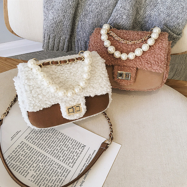 Női táska pehely és rövid füllel, gyöngyökkel és fém csattal