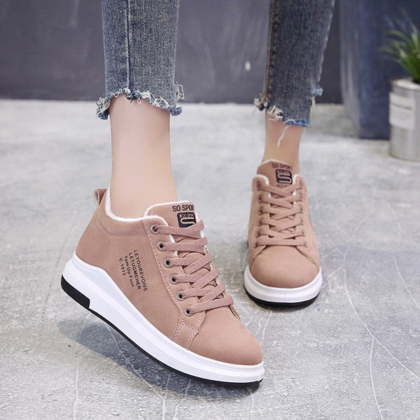 Női alkalmi tornacipő öko velúrból és meleg béléssel