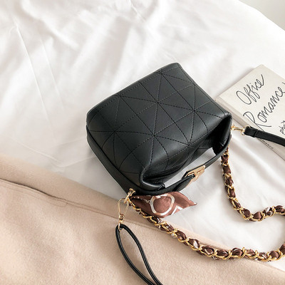 Műbőr női táska lánccal és hosszú füllel