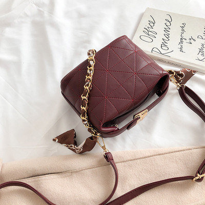 Műbőr női táska lánccal és hosszú füllel