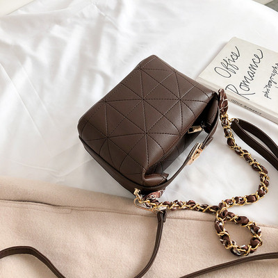 Műbőr női táska lánccal és hosszú füllel