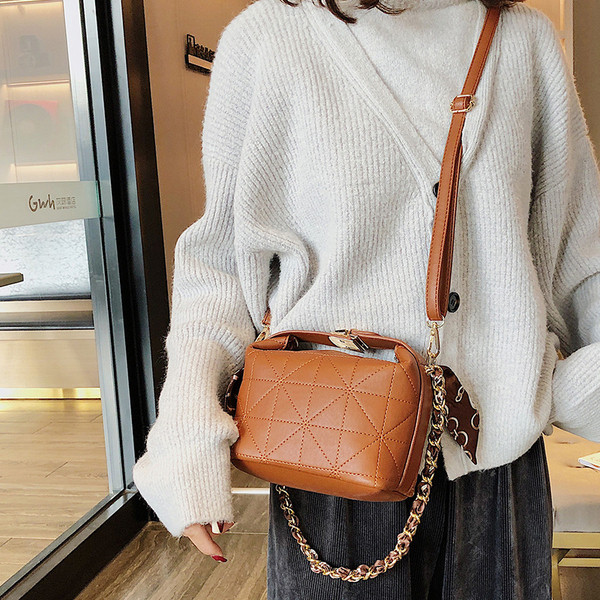 Műbőr női táska lánccal és hosszú füllel