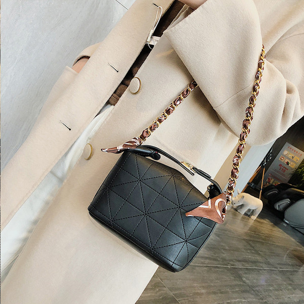 Műbőr női táska lánccal és hosszú füllel