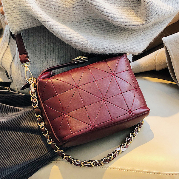 Műbőr női táska lánccal és hosszú füllel