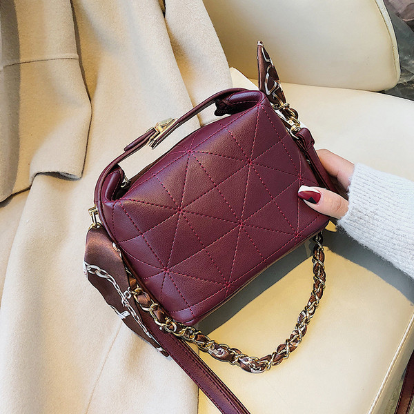 Műbőr női táska lánccal és hosszú füllel