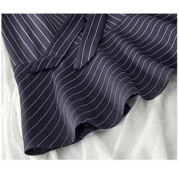 Női csíkos ruha spitz nyakkivágással, hosszú modell fekete-fehér színben