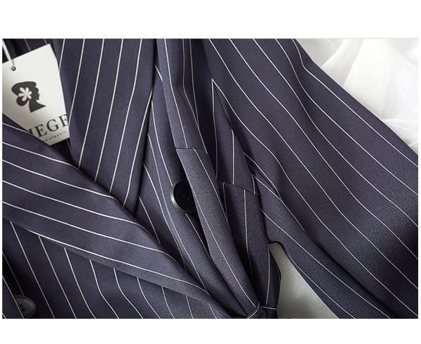 Női csíkos ruha spitz nyakkivágással, hosszú modell fekete-fehér színben