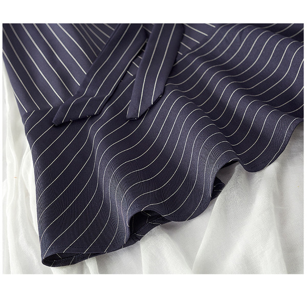 Női csíkos ruha spitz nyakkivágással, hosszú modell fekete-fehér színben