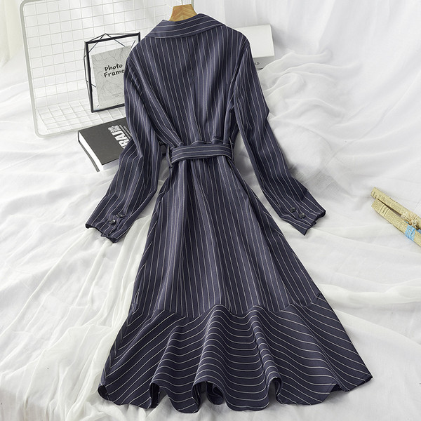 Női csíkos ruha spitz nyakkivágással, hosszú modell fekete-fehér színben