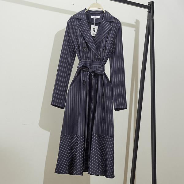 Női csíkos ruha spitz nyakkivágással, hosszú modell fekete-fehér színben