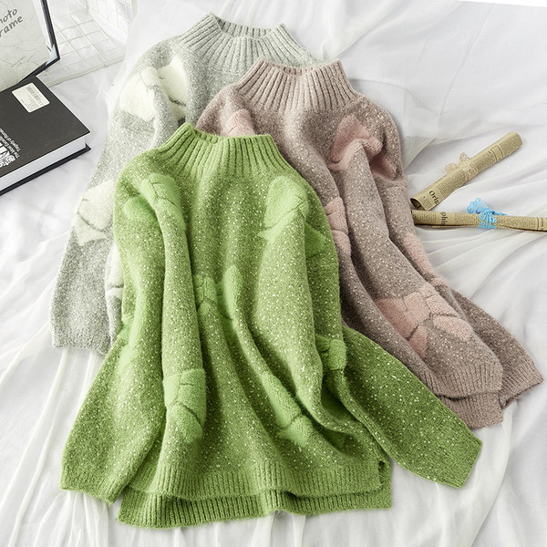 Női téli pulóver magas, kerek nyakkivágással, aszimmetrikus modellel