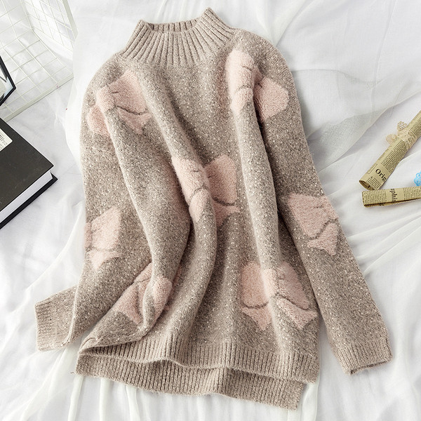 Női téli pulóver magas, kerek nyakkivágással, aszimmetrikus modellel