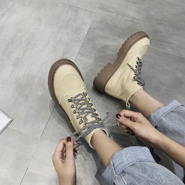 Női tavaszi-őszi textilcsizma bézs és fekete színben