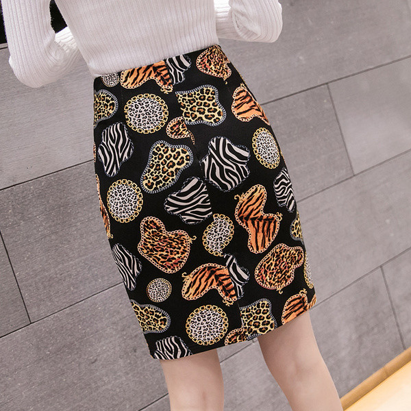 Női szoknya magas derékkal, fekete mintával