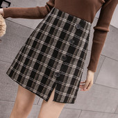 Kockás női szoknya két színben, gombokkal és hasítékkal