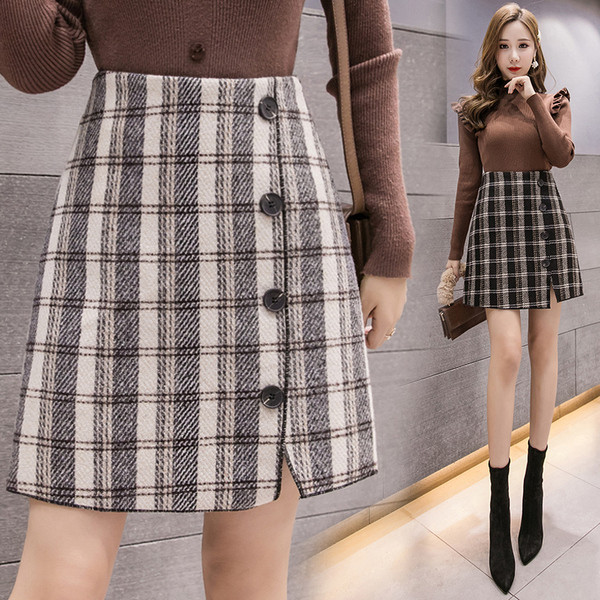 Kockás női szoknya két színben, gombokkal és hasítékkal