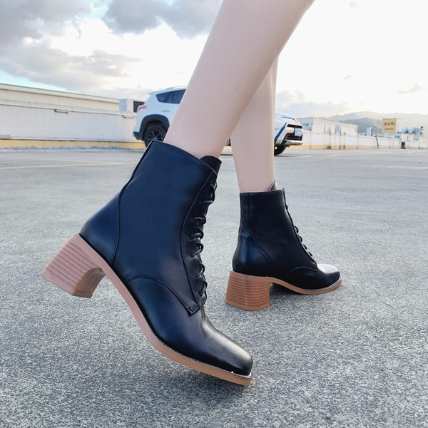 Cizme de dama din piele cu sireturi in negru si bej