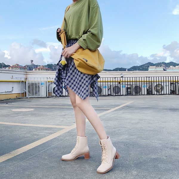 Cizme de dama din piele cu sireturi in negru si bej