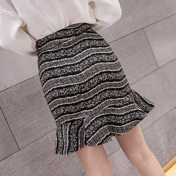 Új modell női szoknya fürtökkel és mintával fekete színben