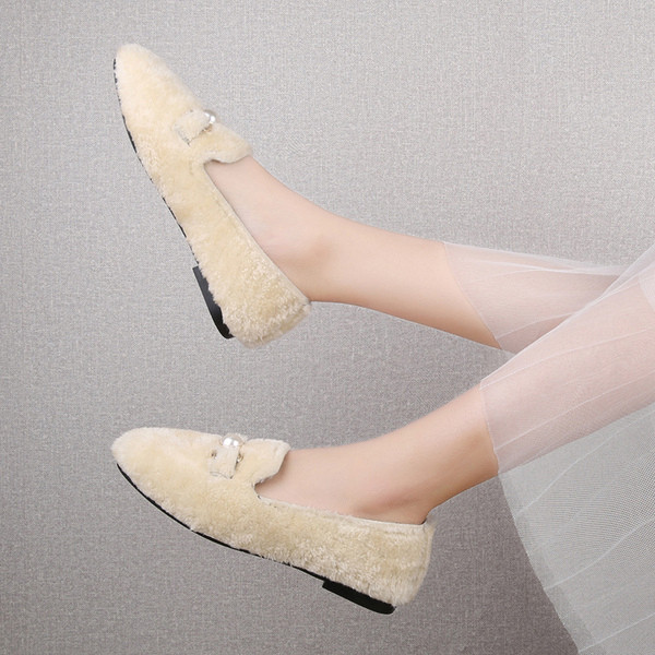 Női alkalmi cipő fehér, fekete és bézs pehelyszínnel