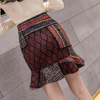 Színes női szoknya fürtökkel, magas derékkal