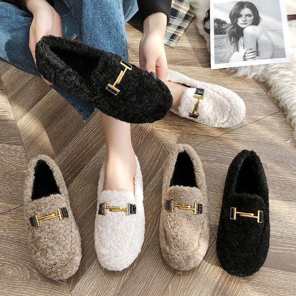 Lapos talpú, fém elemmel ellátott női téli cipő fekete, bézs és fehér színben