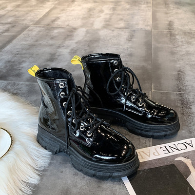 Bőr női csizma magas durva talppal, fekete-fehér színben