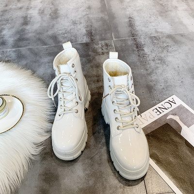 Bőr női csizma magas durva talppal, fekete-fehér színben