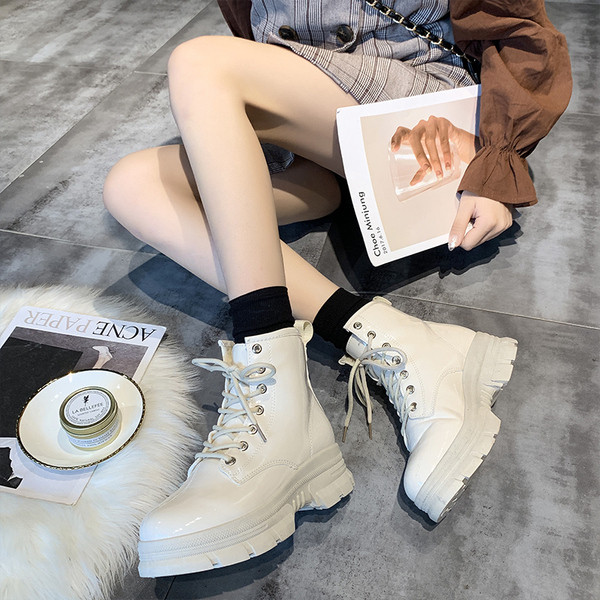 Bőr női csizma magas durva talppal, fekete-fehér színben