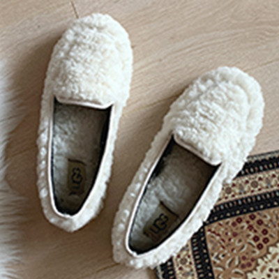 Női pehelypapucs lapos talppal, fekete, fehér, rózsaszín és barna színben