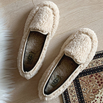 Női pehelypapucs lapos talppal, fekete, fehér, rózsaszín és barna színben