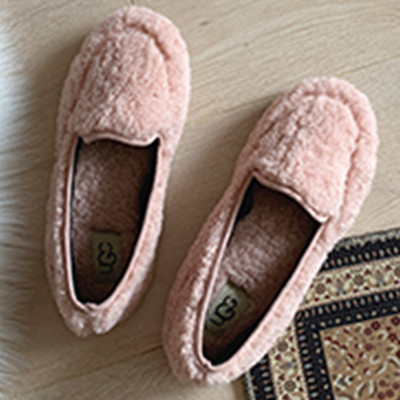 Női pehelypapucs lapos talppal, fekete, fehér, rózsaszín és barna színben