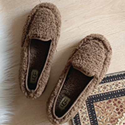 Női pehelypapucs lapos talppal, fekete, fehér, rózsaszín és barna színben