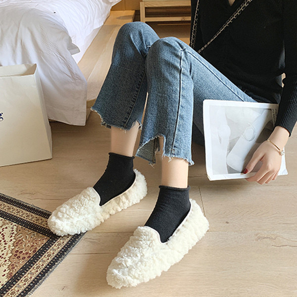 Női pehelypapucs lapos talppal, fekete, fehér, rózsaszín és barna színben